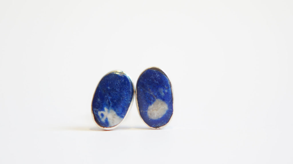 Boucles d'oreilles en Lapis Lazuli © Photo Marion Chatel-Chaix