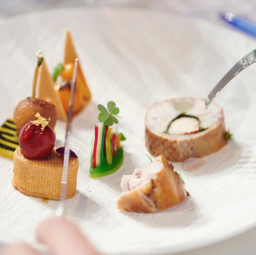 Accompagnement du Chef Davy Tissot sur le concours du Bocuse d'Or France 2019. Design culinaire et DA des menus papier
